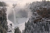 Гельмгольц-водопады после зимнего шторма, Уэллс-Грей-Парк, Британская Колумбия, Канада . — стоковое фото