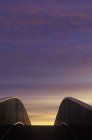 Ручные рельсы и дорожка с облачным небом над ними, Британская Колумбия, Канада . — стоковое фото