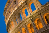 Close-up do Coliseu à noite, Roma, Itália — Fotografia de Stock