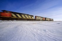 Locomotive in movimento lungo la linea ferroviaria durante l'inverno vicino a Winnipeg, Manitoba, Canada — Foto stock