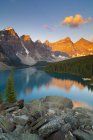 Спокойная сцена озера Морейн на закате в Национальном парке Банф, Альберта, Канада — стоковое фото