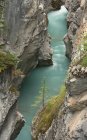 Vue en angle élevé de la rivière dans le canyon de Cline River, Bighorn Wildlands, Alberta, Canada — Photo de stock