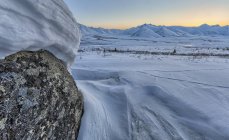 Gefrorenes Blackstone River Valley im Grabstein Territorialpark, Yukon, Kanada. — Stockfoto