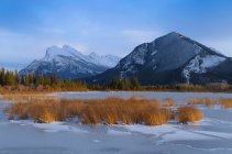Monte Rundle y montaña de azufre en invierno, Parque Nacional Banff, Alberta, Canadá - foto de stock