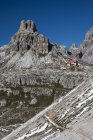 Cabaña de montaña cerca de Tre Cime di Lavaredo en Dolomitas, norte de Italia . - foto de stock