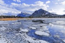 Маунт-Фелль и Серная гора зимой, Национальный парк Банфф, Альберта, Канада — стоковое фото