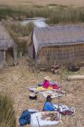 Blick auf die Bewohner der schwimmenden Schilfinsel Uros, Titicacasee, Peru — Stockfoto