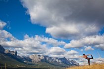 Fit Frau praktiziert Yoga auf einem Hügel im Hinterland von Canmore, Kanada — Stockfoto