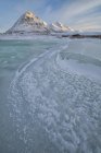 Rivière Blackstone gelée avec pic Angelcomb près de la route Dempster, Yukon, Canada . — Photo de stock