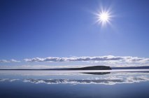 Lago Hazen con sol en el cielo nublado en el norte de Ellesmere Island, Nunavut, Ártico Canadá - foto de stock