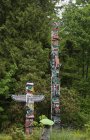 Mâts totémiques des Premières nations dans le parc Stanley, Vancouver Colombie-Britannique, Canada — Photo de stock