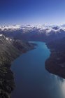 Vue aérienne du lac Chilko dans le paysage montagneux du parc provincial Tsylos, Colombie-Britannique, Canada . — Photo de stock