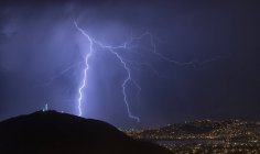 Rayo durante tormenta sobre la ciudad de Cochabamba por la noche, Bolivia . - foto de stock
