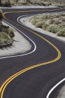 Torciendo camino de asfalto con líneas amarillas, Columbia Británica, Canadá
. - foto de stock
