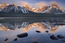 Berge, die sich im Wasser des oberen Wasservögelsees spiegeln, Banff-Nationalpark, Alberta, Kanada — Stockfoto