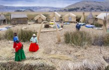 Local residents of floating reed island of Uros, Lake Titicaca, Peru — Stock Photo