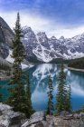 Montanhas rochosas refletindo no Lago Moraine em Banff National Park, Alberta, Canadá — Fotografia de Stock