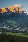 Pôr do sol sobre resort cidade de Cortina dAmpezzo em Dolomitas no norte da Itália . — Fotografia de Stock