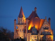 Историческое место замка Фигдаррох освещено в свете, Виктория, Британская Колумбия, Канада — стоковое фото