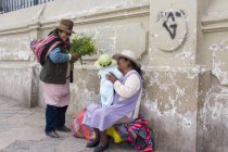 Women with baby in market scene, Cuzco, Peru — Stock Photo