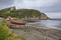 Flaschenbucht mit Holzrampe und Dornenboot an Land in Neufundland, Kanada — Stockfoto