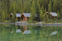 Lodge-Hütten am Ufer des Ohara-Sees im Yoho-Nationalpark, British Columbia, Kanada — Stockfoto