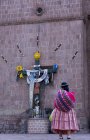 Местная женщина в здании церкви Пуно, Перу — стоковое фото