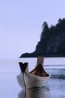 Haida canoa na costa em Skidegate, Queen Charlotte Islands, British Columbia, Canadá . — Fotografia de Stock