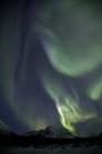 Aurora boreal está acima das montanhas fora de Whitehorse, Yukon, Canadá . — Fotografia de Stock