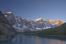 Alpenglühen auf felsigen Bergen mit Spiegelung im Moränensee, Tal der zehn Gipfel, Banff-Nationalpark, Alberta, Kanada. — Stockfoto