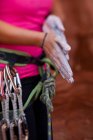 Nahaufnahme einer Frau bei der Vorbereitung auf das Klettern in St. Georges, Utah, Vereinigte Staaten von Amerika — Stockfoto