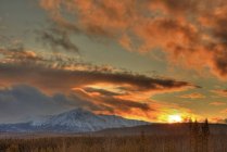 Pôr-do-sol dramático cênico sobre montanhas e Dawson Peaks, Teslin, Yukon . — Fotografia de Stock