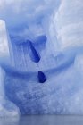 Детали поверхности Айсберга в воде, полный каркас — стоковое фото