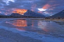 Світанок, Гора Рандл на озеро кіновар'ю, Banff Національний парк, Альберта, Канада — стокове фото