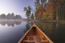 Proa de canoa em cenário outonal no lago Kahshe em Muskoka, Ontário, Canadá — Fotografia de Stock