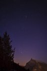 Notte stellata sul Monte Rundle nel Banff National Park, Alberta, Canada — Foto stock