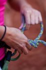 Primo piano della corda da donna prima dell'arrampicata a St Georges, Utah, Stati Uniti d'America — Foto stock