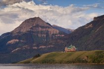 Building of Prince of Wales Hotel at sunrise in Waterton Lakes National Park, Alberta, Canada — Stock Photo