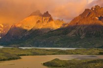 Горы Куэрнос-дель-Пайне на восходе солнца, Национальный парк Торрес-дель-Пайне, Патагония, Чили — стоковое фото