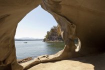 Sandstone arch on shoreline of Galiano Island, Gulf Islands, Canada — Stock Photo