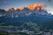 Puesta de sol sobre la ciudad turística de Cortina dAmpezzo en Dolomitas en el norte de Italia . - foto de stock