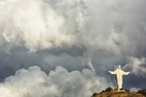 Nuages orageux derrière la statue El Cristo à Cochabamba, Bolivie . — Photo de stock