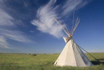 Tepee on prairie of Wanuskewin Heritage Park, Saskatoon, Saskatchewan, Canadá — Fotografia de Stock