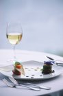 Aperitivos gourmet e vinho na mesa de restaurante de luxo — Fotografia de Stock