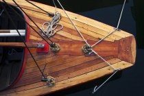 Верхний вид деревянной лодки с веревками — стоковое фото
