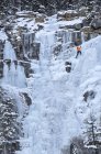 Scalatore di ghiaccio irriconoscibile sulle cascate di ghiaccio congelate, Jasper National Park, Alberta, Canada — Foto stock