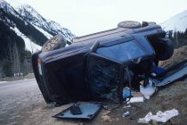 Перевернувшийся внедорожник на дороге после аварии, Роки-Маунтейнс, Британская Колумбия, Канада . — стоковое фото