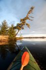 Tête de pirogue dans un paysage automnal sur le lac Kahshe à Muskoka, Ontario, Canada — Photo de stock
