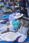 Pessoas locais em cena no mercado de Puno, Lago Titicaca, Peru — Fotografia de Stock