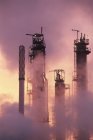 Raffinerie pétrochimique au lever du soleil avec des tours silhouettes, Colombie-Britannique, Canada . — Photo de stock